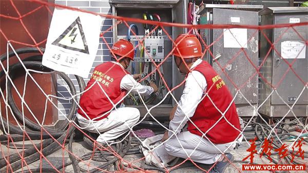 保电工作人员在安装供电线路.jpg