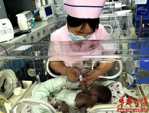新生儿科护士正在为患儿做护理_看图王.jpg