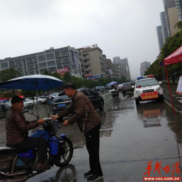 图为司法局副局长王祥明在街上给过往司机发放宣传资料.jpg