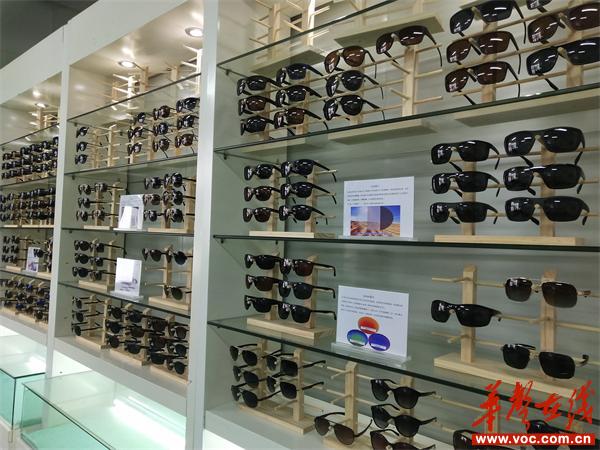 绥宁县湘商产业园企业生产的高端眼镜。.jpg