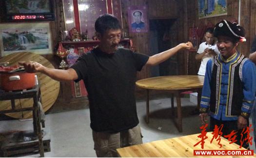 杨陆荣表演“花生米过河”.jpg