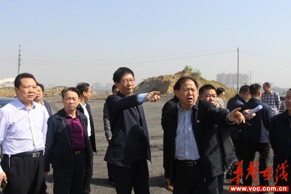市委副书记、市长刘事青视察怀邵衡铁路建设.jpeg