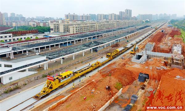 怀邵衡铁路铺轨.jpg