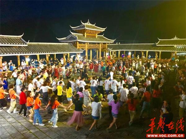 绥宁县上堡侗寨举行篝火晚会吸引众多游客.jpg