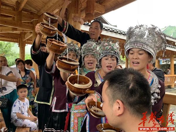 游客在绥宁县上堡侗寨品尝当地美酒.jpg