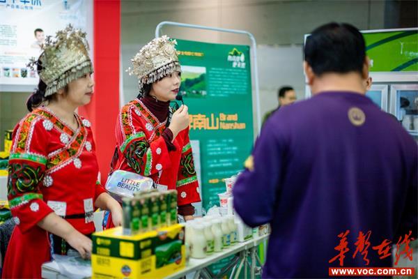 10月25日，湖南南山牧业有限公司工作人员正在向顾客介绍乳制品。.jpg