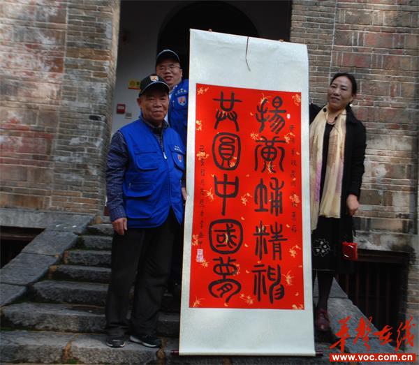 李盛甲（左1）送书法给武冈市文化旅游体育广电出版局林乂乂（右）.JPG