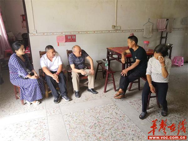 图为市政协委员何佐富（中）、县政协委员刘玉（左一）、王小斌（左二）走访马梅娥（右一）.jpg