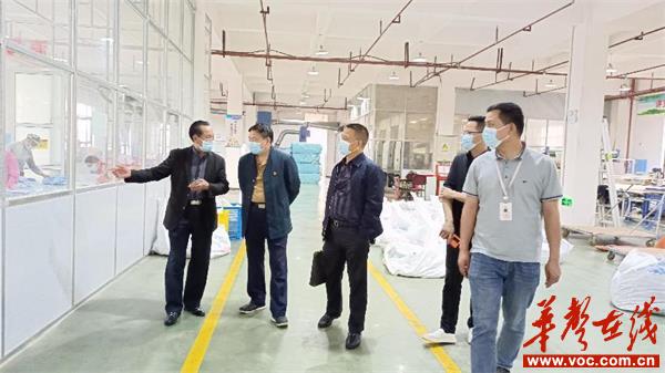 张戈  黄伟君)4月27日下午,洞口县人大常委会副主任彭凯带领县教育局