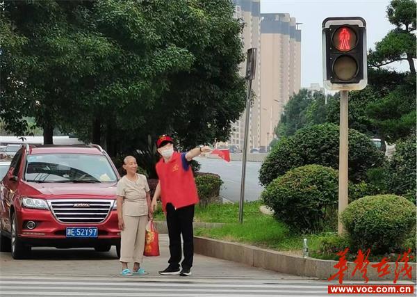 暑假期间 邵东街头红绿灯下最亮的“小红帽”_邵商网