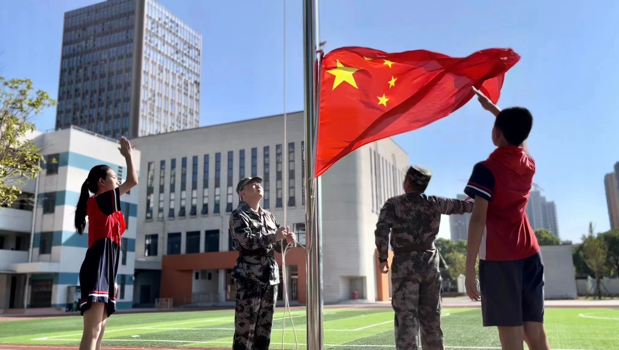 开福区四方坪小学:小仪式,大情怀——国旗下的坚守 - 华声湘播