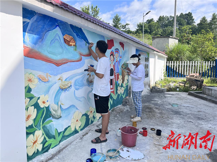 长沙理工大学学生为茨岩塘镇树溪村绘制墙体画