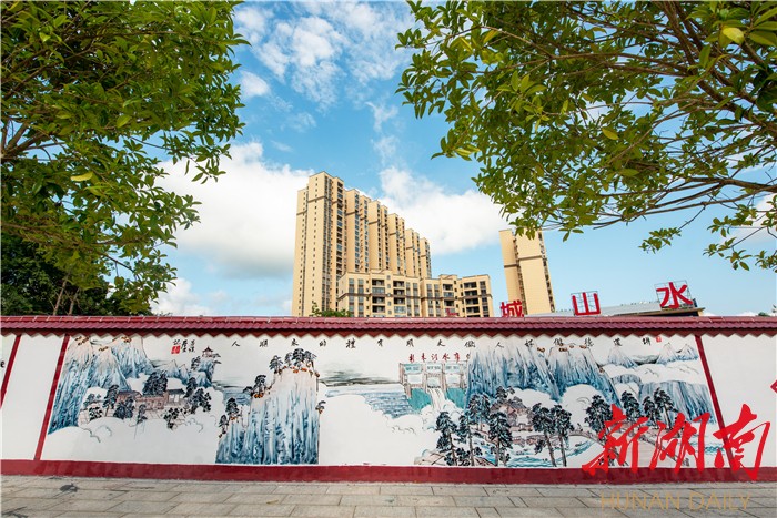 组图丨永顺县：彩色墙绘扮靓街道 文艺志愿者助力文明城市创建