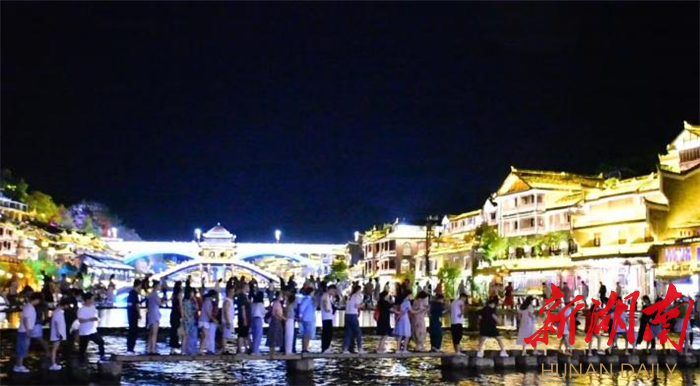 3000人大型旅游团队走进凤凰古城 优质高效接驳服务让游客开启“心安”之旅