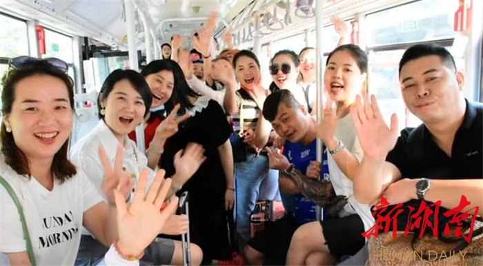 3000人大型旅游团队走进凤凰古城 优质高效接驳服务让游客开启“心安”之旅