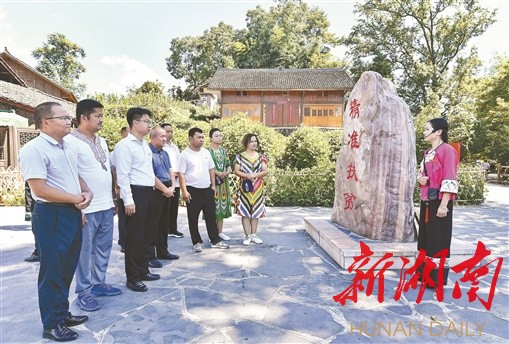 湖南日报要闻版头条丨“天山来客”走亲戚——湘西十八洞村与“姐妹村”吐鲁番新城西门村的故事