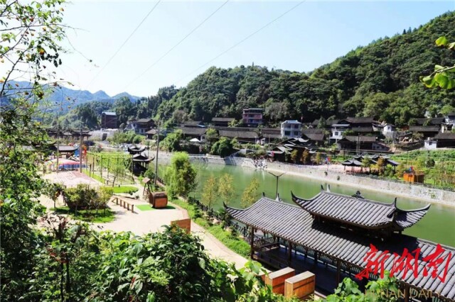 族苗族自治州古丈县默戎镇中寨村的观光小火车"欢乐中寨号"跑得更欢了