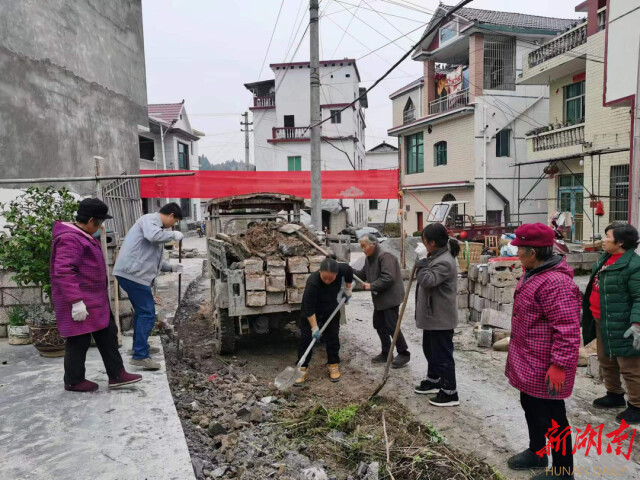 保靖县甘溪村：村民自发修路 共建美丽家园