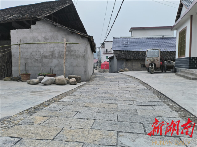 保靖县甘溪村：村民自发修路 共建美丽家园