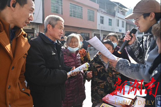 龙山县水田坝镇开展送福送春联暨“送法下乡”活动