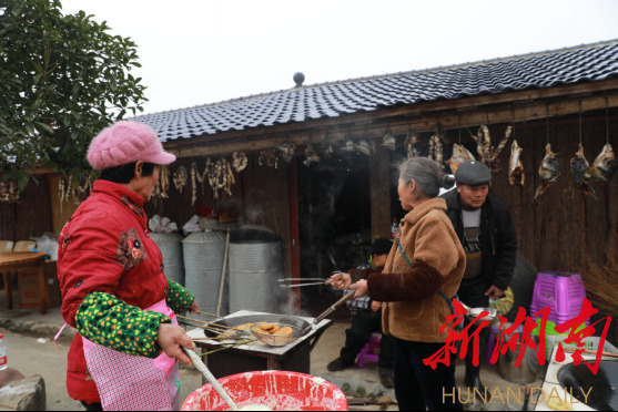 保靖：年猪、糍粑、炸粑粑 传统习俗迎新年