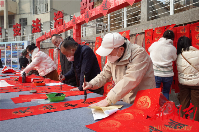 泸溪：“大小”书法家共写春联送祝福