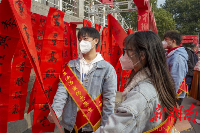 泸溪：“大小”书法家共写春联送祝福