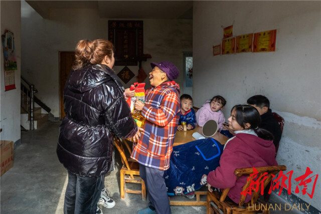 新春走基层︱花垣县易地搬迁安置区来了“大管家”