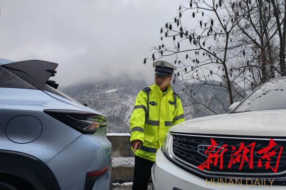 龙山县“五聚焦”积极开展冰雪天气道路交通安全管理工作