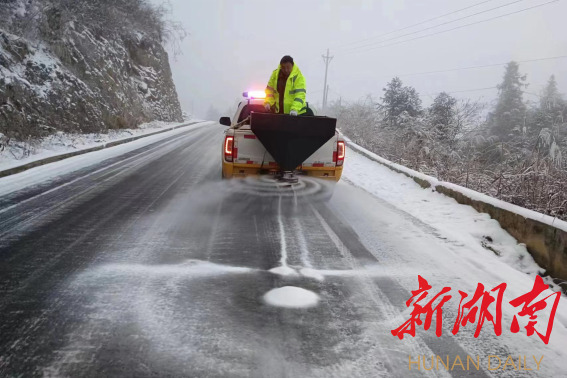 龙山县“五聚焦”积极开展冰雪天气道路交通安全管理工作
