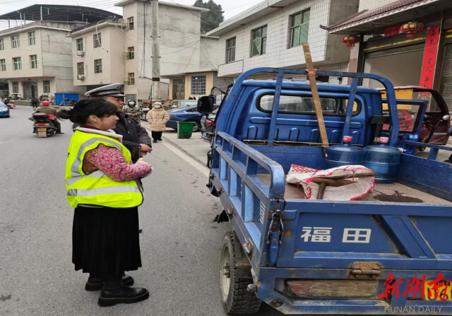 保靖县复兴镇：筑牢交通安全关 平安祥和过新年