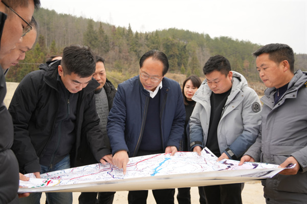 新春上班第一天丨凤凰县委书记毛家深入道路交通重点项目一线调研指导工作