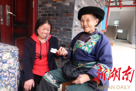 大山深处的敬老院里来了新玩意，苗家阿婆收到北京送来的新年礼物