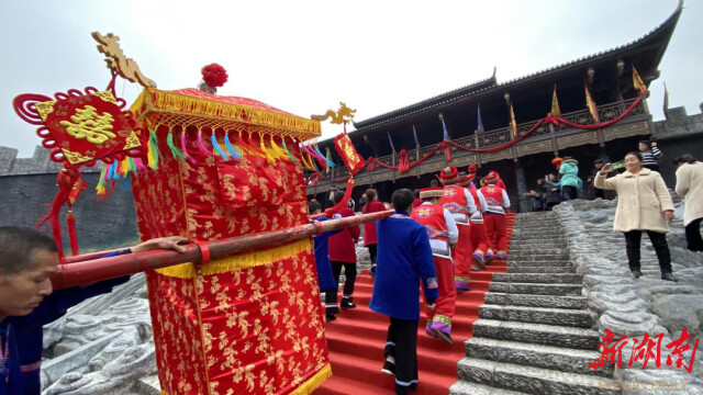 湖南日报丨龙山土家族“传统花嫁”成新时尚