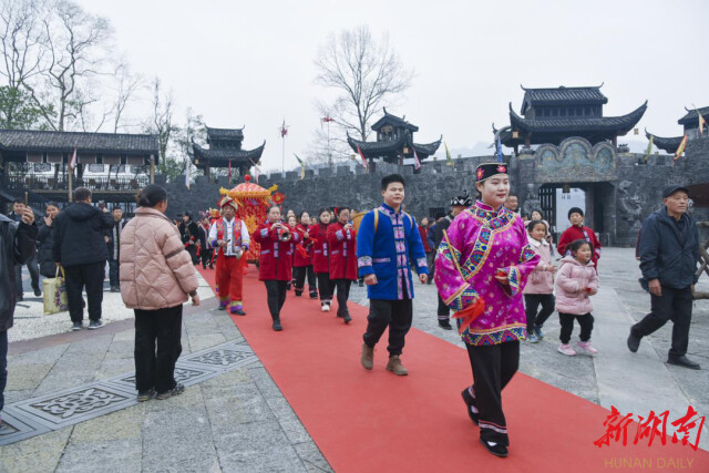 湖南日报丨龙山土家族“传统花嫁”成新时尚