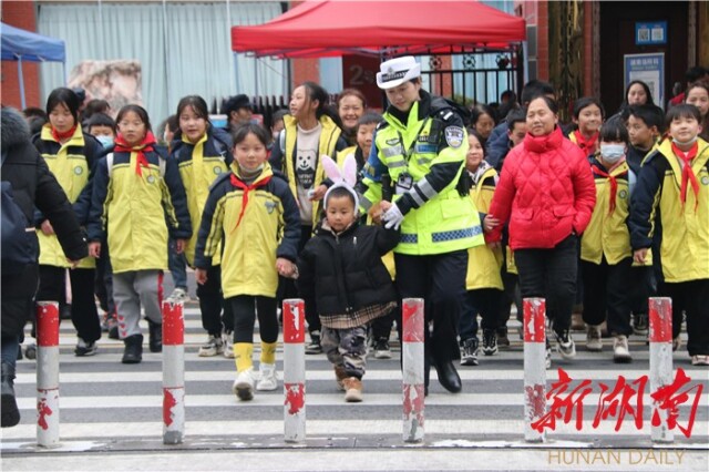湖南日报丨吉首市25名女警5年出警2000余次——“女子护学岗”守护孩子上学路