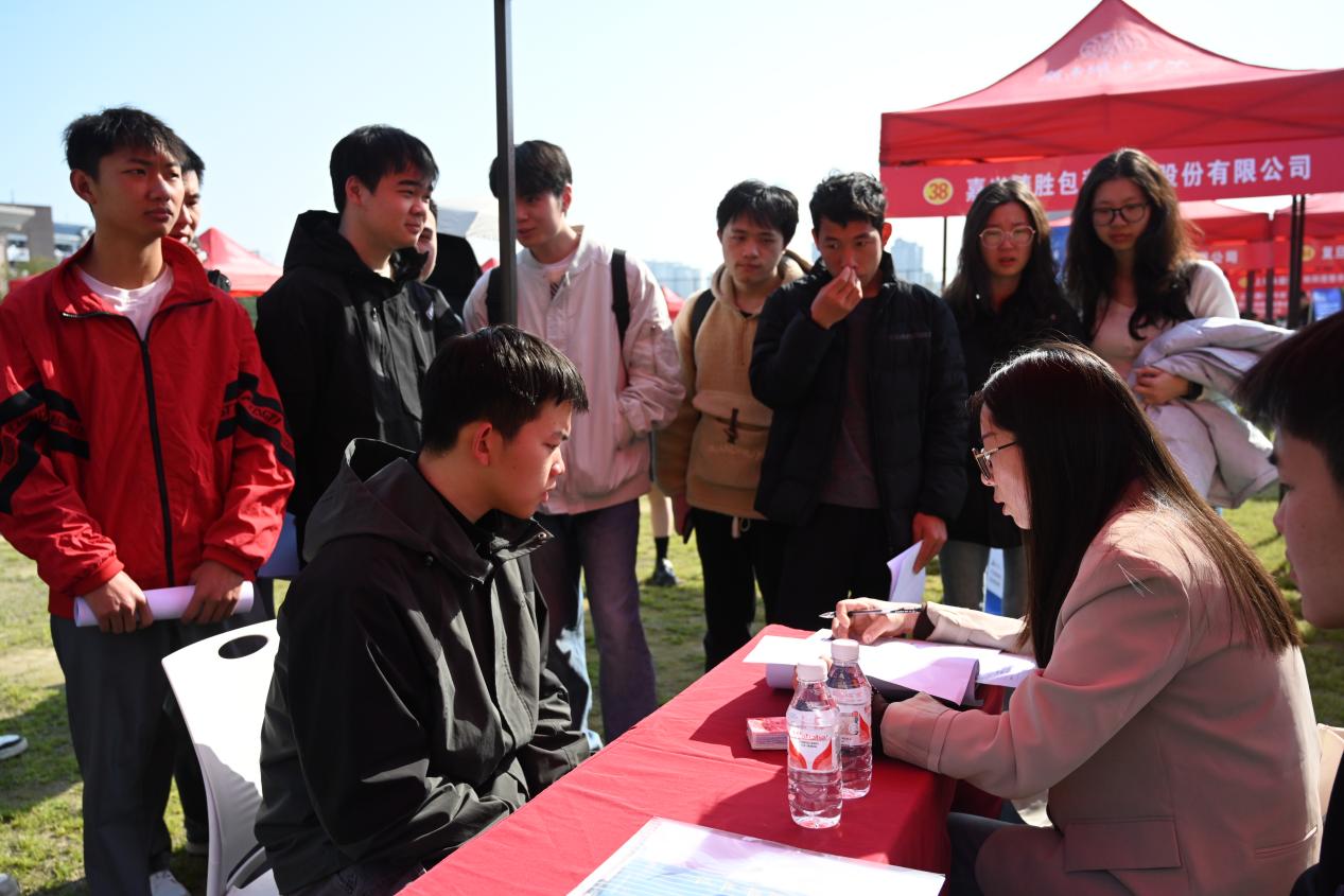 精准匹配职业、AI面试官上线……湖南城市学院双选会迎来“智能化热潮”