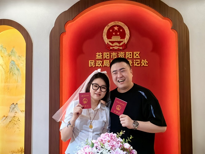 别人领证在民政局，他们领证在景区！资阳区婚姻登记处搬到了明清古巷景区