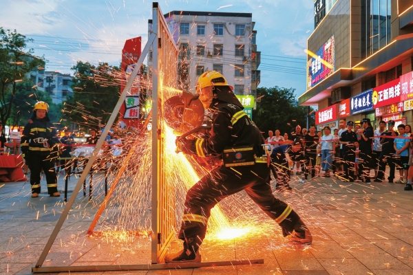 南县：消防宣传进夜市|湖南日报图片新闻