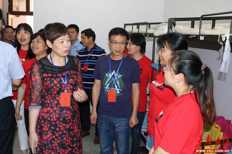 6月6日，副区长夏洁(左）在高考箴言中学考点慰问送考教师.jpg