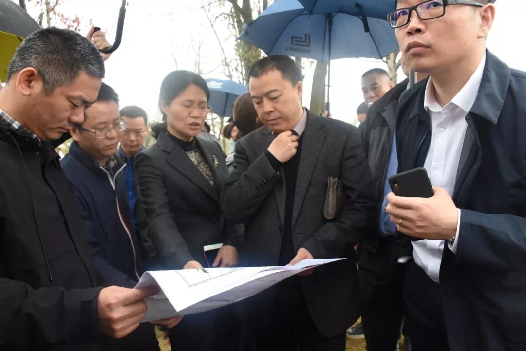 刘升勇一行沿芭蕉湖风光带,实地考察了城陵矶新港区项目拟选址地,对照