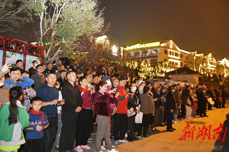 岳阳千架无人机表演 让“她”闪耀巴陵夜空