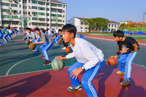 8阳关体育.体艺特色学校之体育篇，含篮球、乒乓球、羽毛球、田径等项目，学生阳光、活跃、矫健，训练中彰显读书书香少年的朝气，曾多年获县篮球运动会男女冠军。.jpg