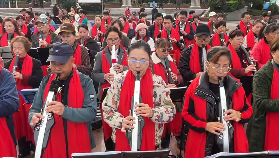 湖南 怀化 香洲广场 演奏 
  电吹管 我们走在大路上