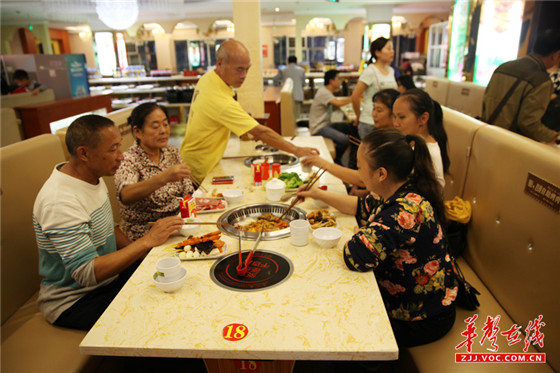 部分老人用餐1.JPG