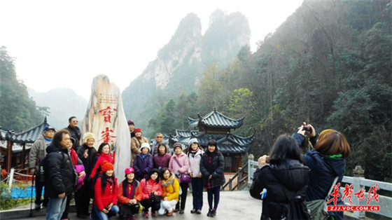 台湾游客在宝峰湖留影.jpg