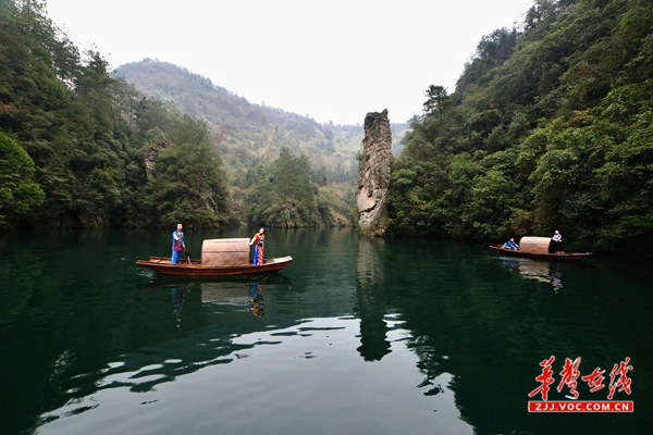 乌篷船添韵宝峰湖.jpg