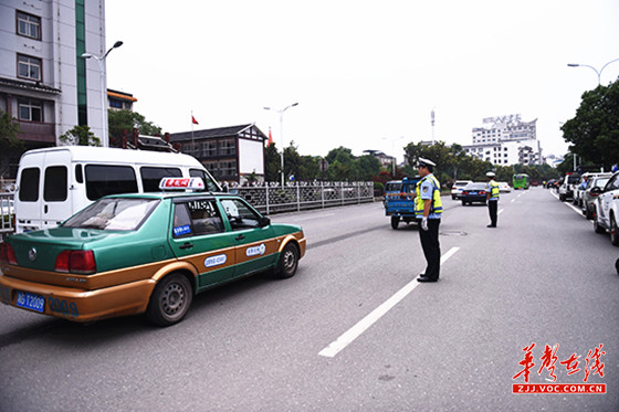 市第一中学考点，民警上路指挥车辆有序通行.jpg