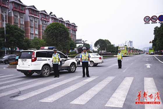 市民族中学，民警拉起警戒线把守交通安全“秩序关”1.jpg