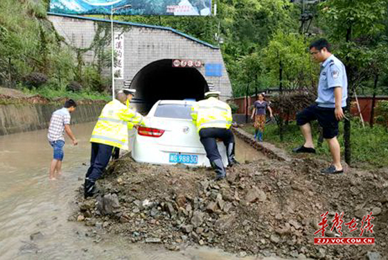 民警正在救援中.jpg